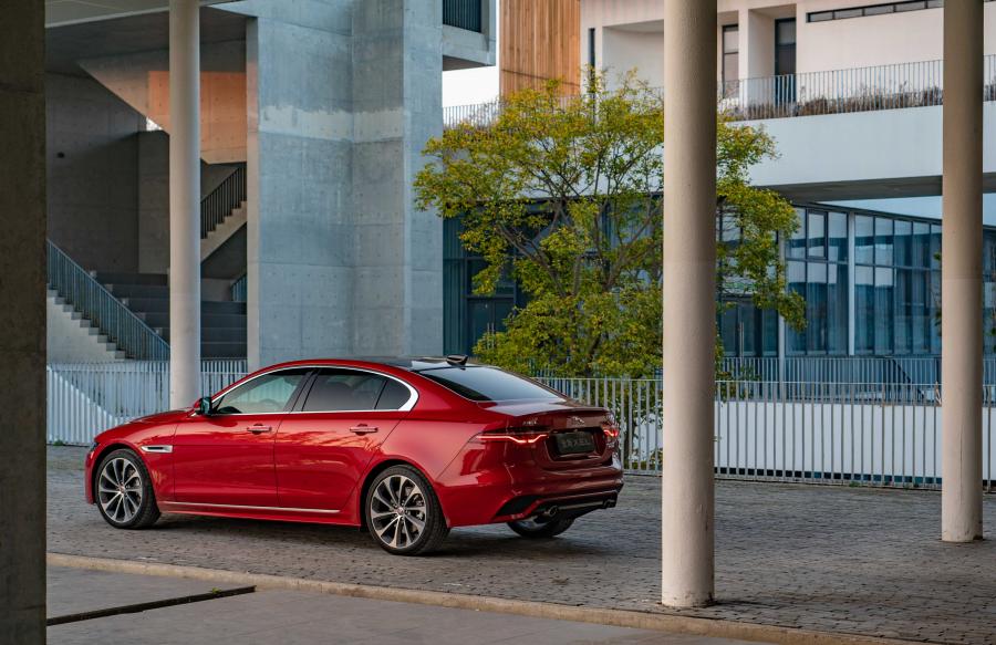  Jaguar XE L P250 HSE R-Dynamic 2019 года  (CN) (фото 18 из 31)